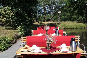 Bei einer Kahnfahrt mit frischen Kuchenvariationen und hausgemachten echten Spreewälder Hefeplinsen nach altem Rezept entschleuinigen. im Spreewald mit Freunden und der Familie eine glücklich machende Auszeit mit duftendem kaffee erleben