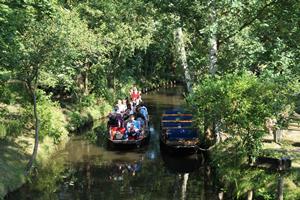 Bei einer beliebten Kahnfahrt bedient der Fährmann Schleusen historischer und moderner Art. Schleusen, die faszinierenden Bauwerke auf dem wasser zum selbst bedienen