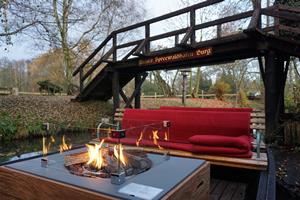 Wärmende Flammen verbinden den Einbruch der Dunkelheit mit der einkehrenden Ruhe. einmaliges und einzigartiges Erlebnis auf dem Spreewaldkahn bei wohliger Wärme und zuckendem Feuer