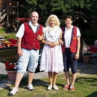 Trachtenfrau mit Fährleuten Fährmann, Fährfrau und Trachtenfrau